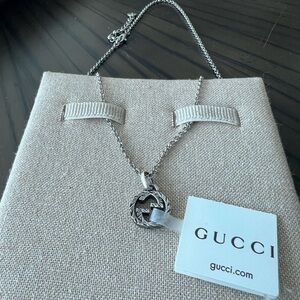 Gucci interlocking pendant necklace